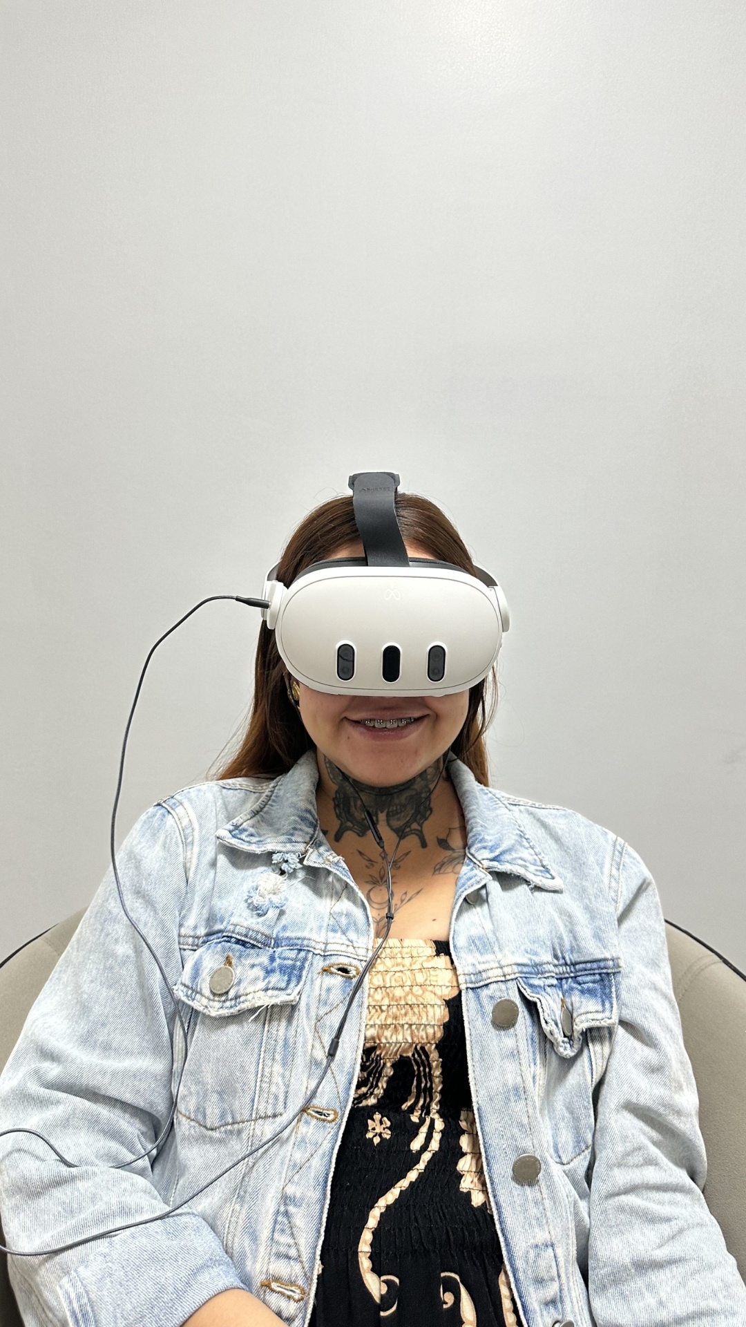 Paciente realizando avaliação neuropsicológica com óculos de realidade virtual Meta Quest 3 no Instituto Neuroterapia