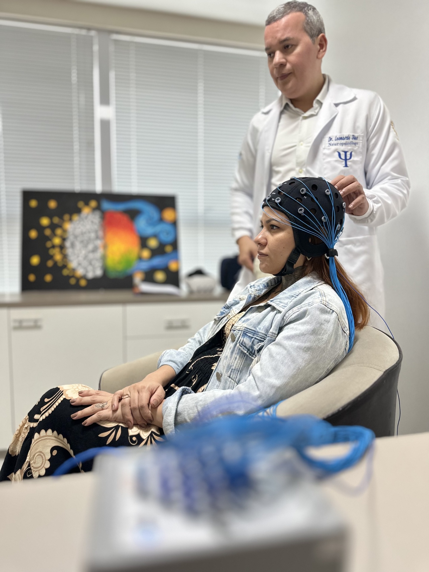 Dr. Leonardo Dias aplicando touca de Nano EEG de 29 canais em paciente para mapeamento cerebral